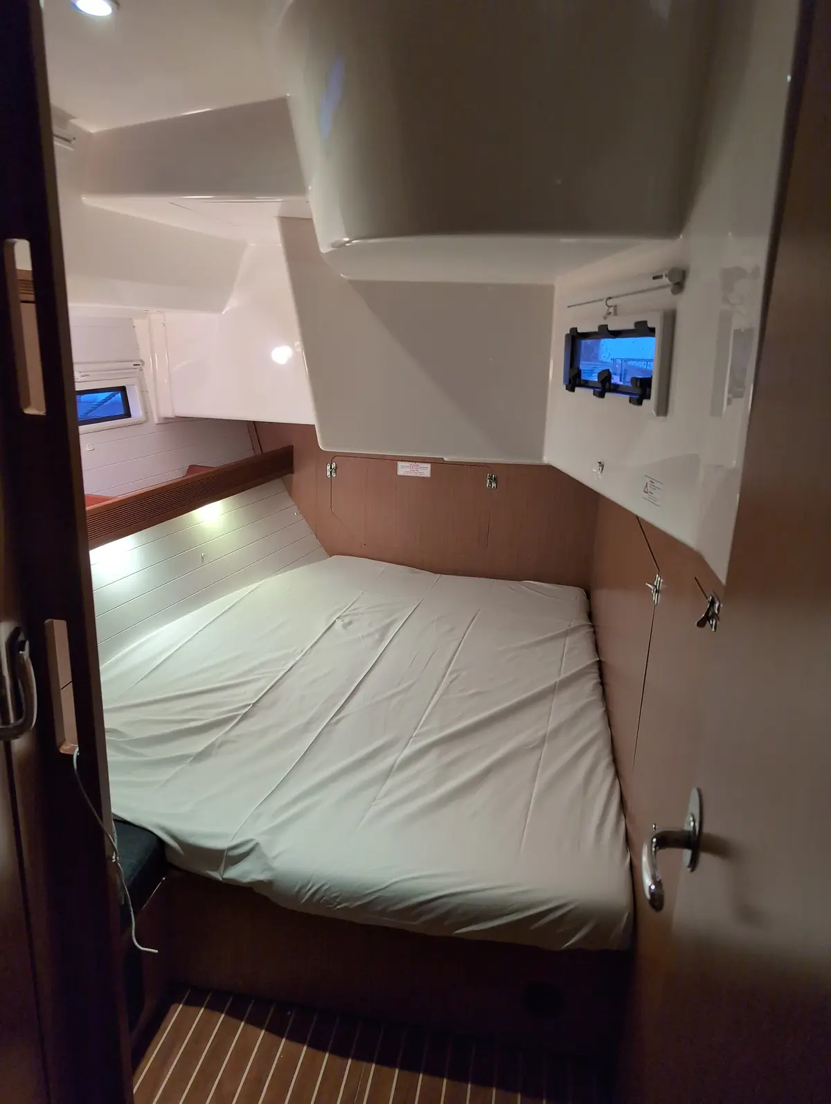 Cabine interior de um veleiro de cruzeiro