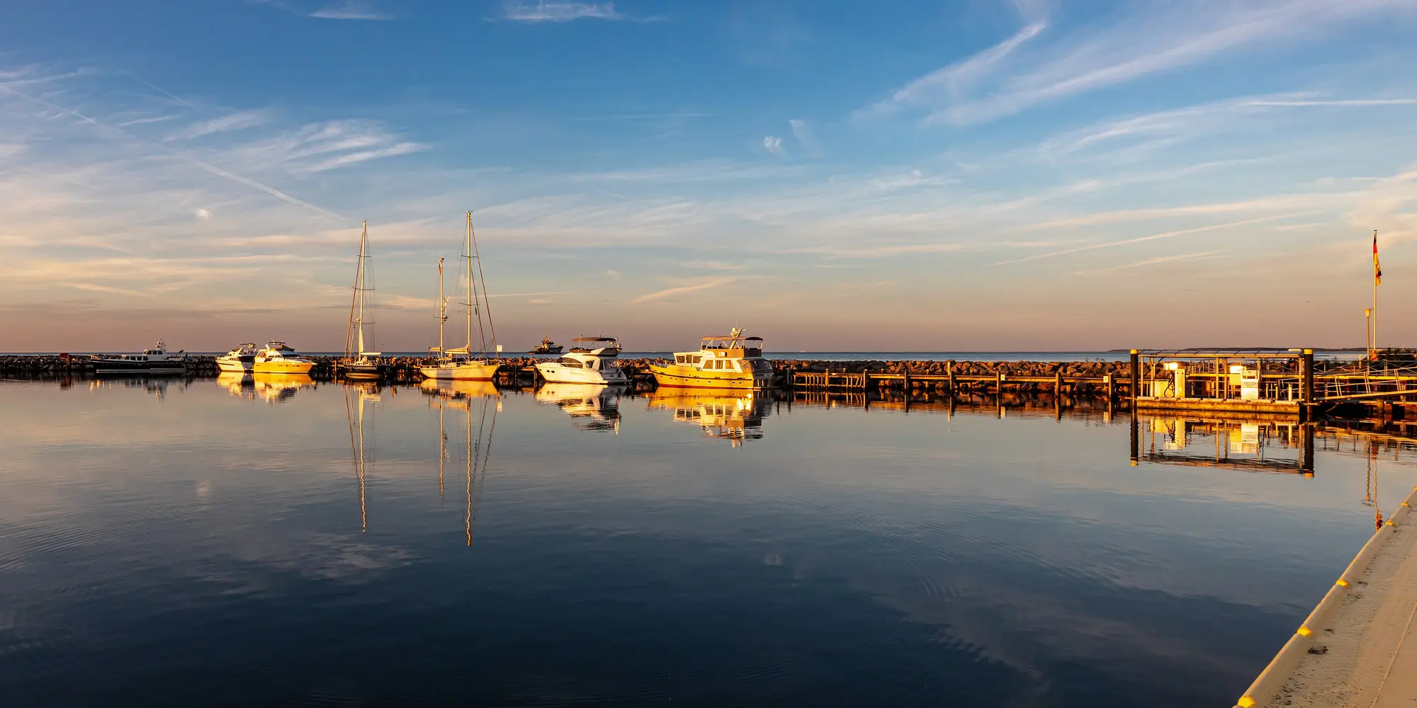 Panorâmica de uma marina ao entardecer