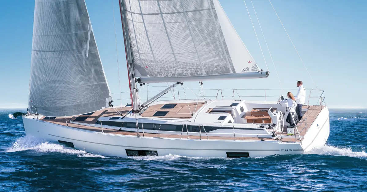 Veleiro BAVARIA C45 a navegar
