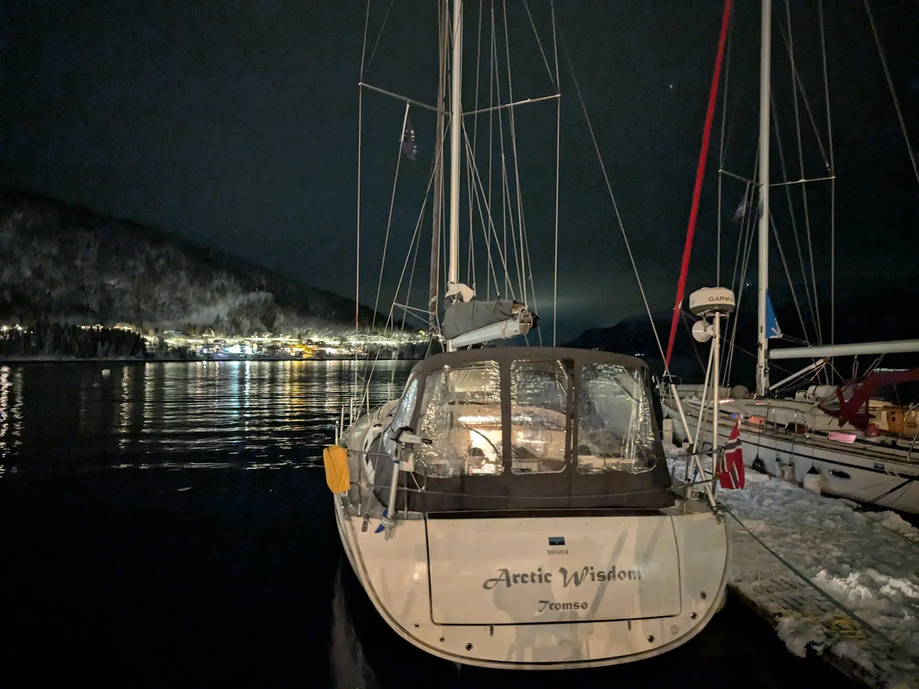 Veleiro a navegar em mar aberto